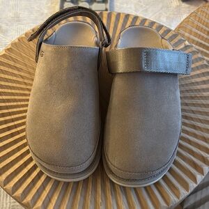UGG GOLDENSTAR Beige Suede Clogs with Adjustable Strap